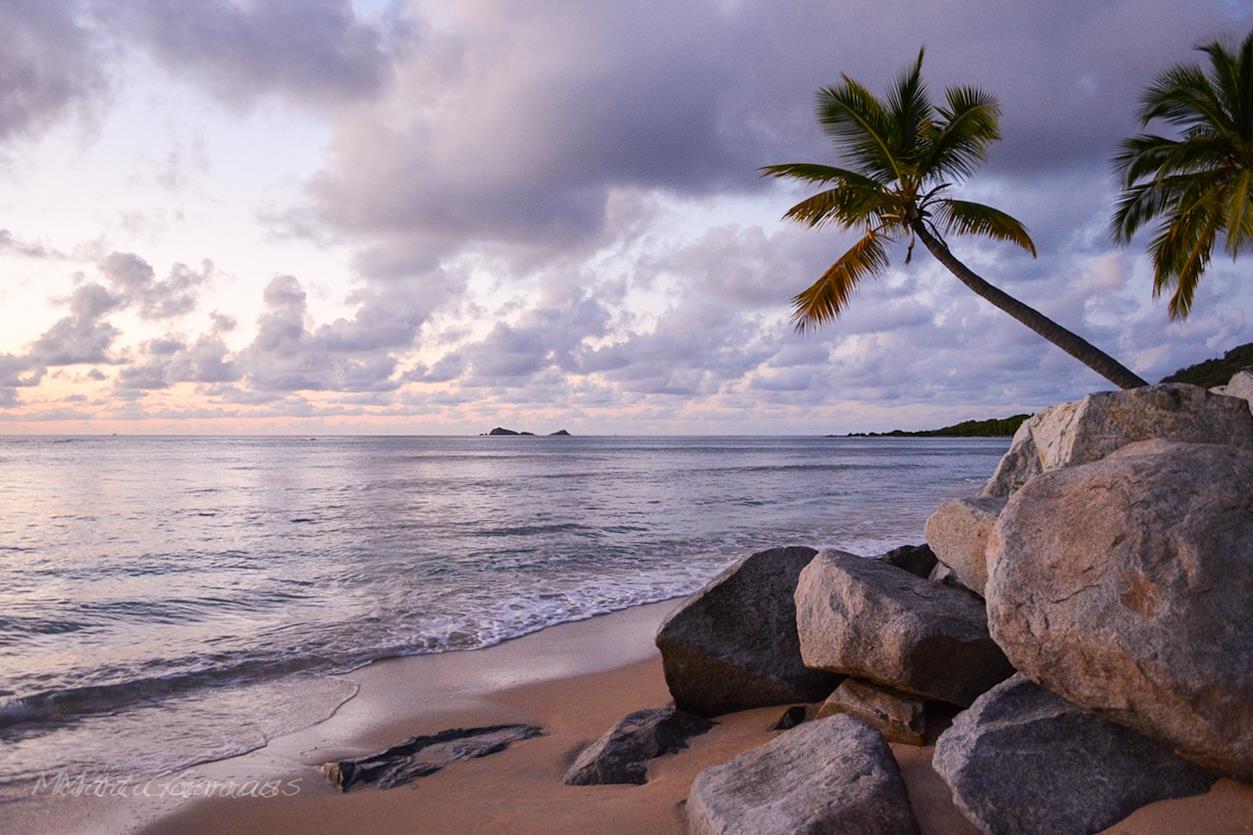 mahjoe beach with rocks